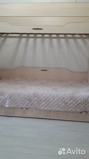 Двухъярусная кровать