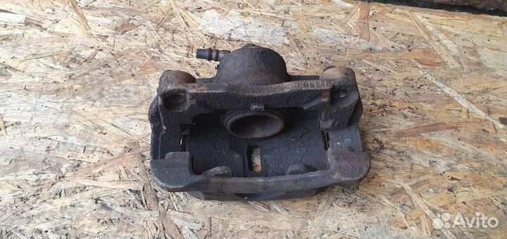 Суппорт передний левый Nissan Qashqai (J10) 2006