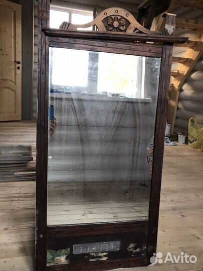 Зеркало старинное в деревянном каркасе