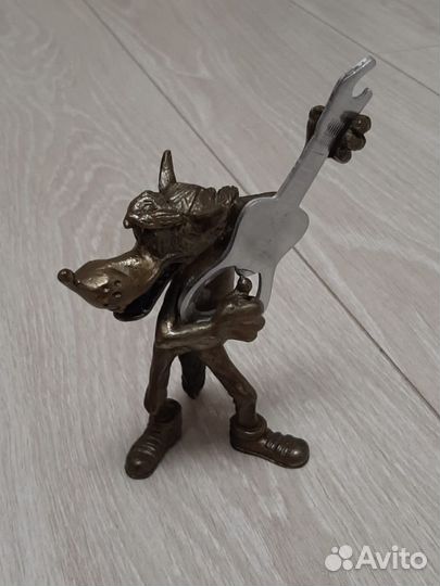 Бронзовая фигура