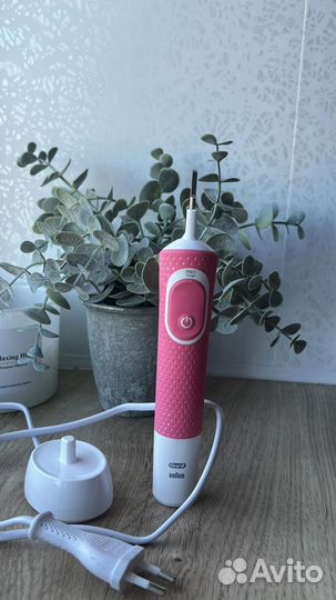 Электрическая зубная щетка oral b pro