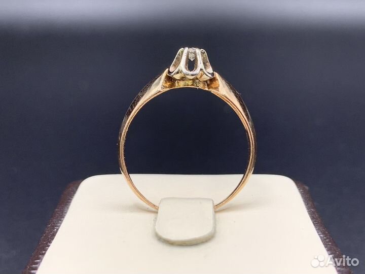 Золотое кольцо с бриллиантом 0,09 Ct