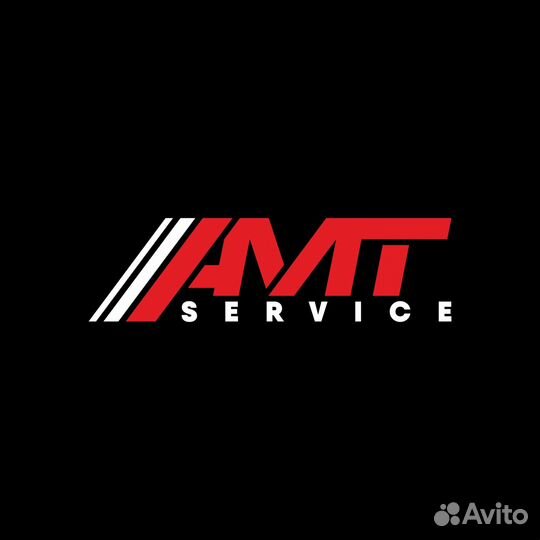 Ученик мастера по установке тонировочной пленки