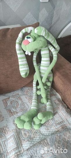 Вязаная игрушка зайчик