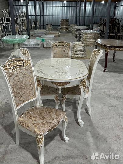 Стол обеденный. В наличии