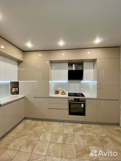 Угловая кухня под потолок на заказ в Челябинске