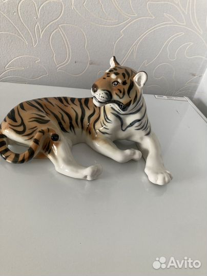 Фарфоровая Статуэтка Тигр лежачий лфз