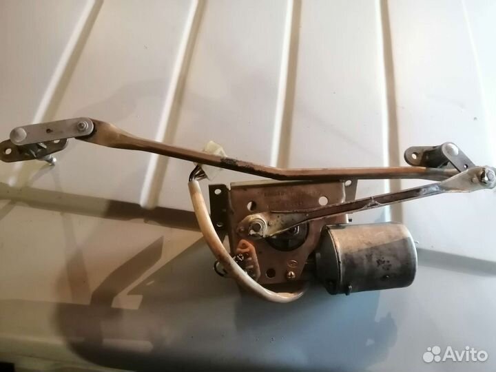 Двигатель стеклоочистителя с трапецией в сборе