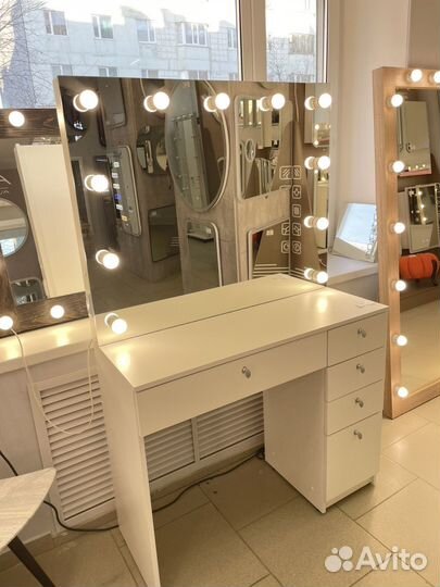 Гримерный столик с лампочками