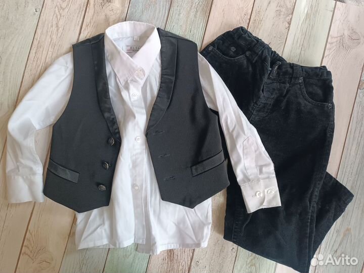 Две рубашки, жилетка и брюки на мальчика 104