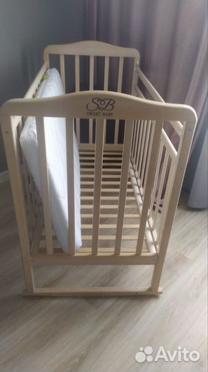 Детская кроватка с маятником