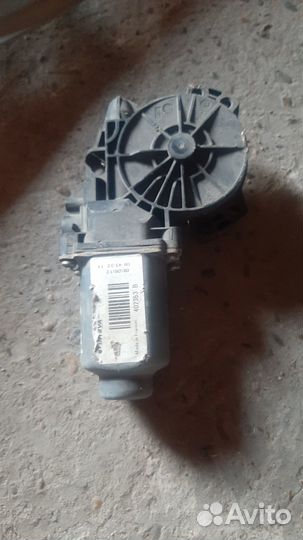 Моторчик стеклоподъёмника левый на Hyundai ix 35