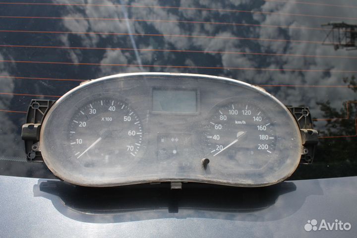 Renault Logan 1 панель приборов (МКПП)