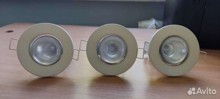 Продам потолочные светильники
