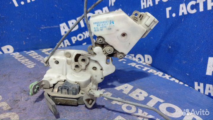 Передний правый замок двери Nissan Primera P10