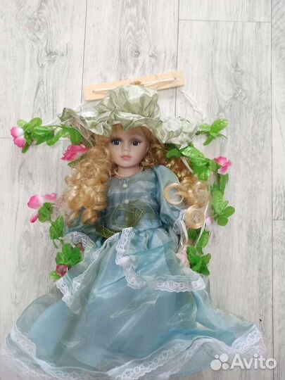 Кукла фарфоровая