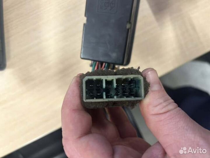 Блок управления стеклоподъемниками Kia Sportage 1