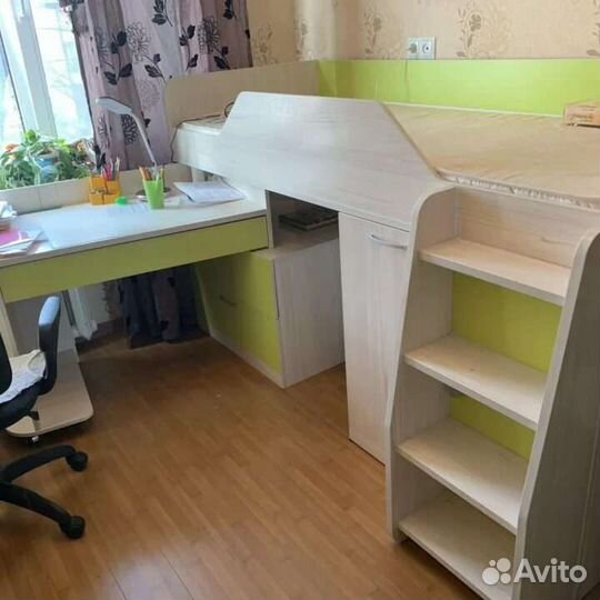 Детская кровать чердак со столом и шкафом бу