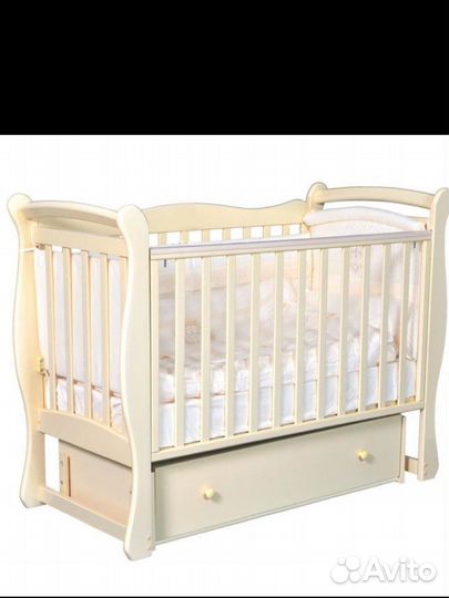 Детская кроватка с маятником и ящиком