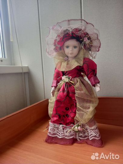Кукла фарфоровая