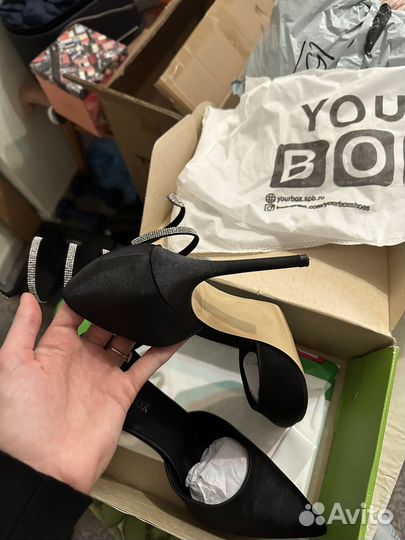 Туфли женские на шпильке с декоративным элементом