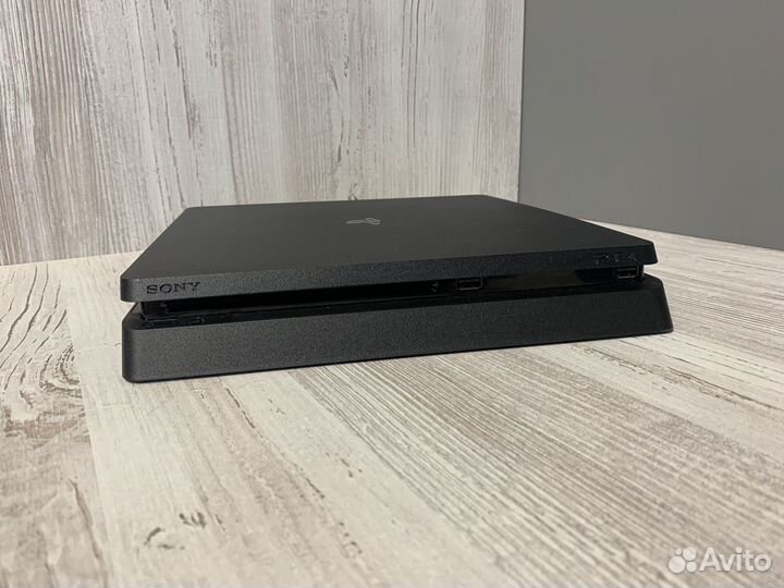 Sony PS4 с контроллером и играми