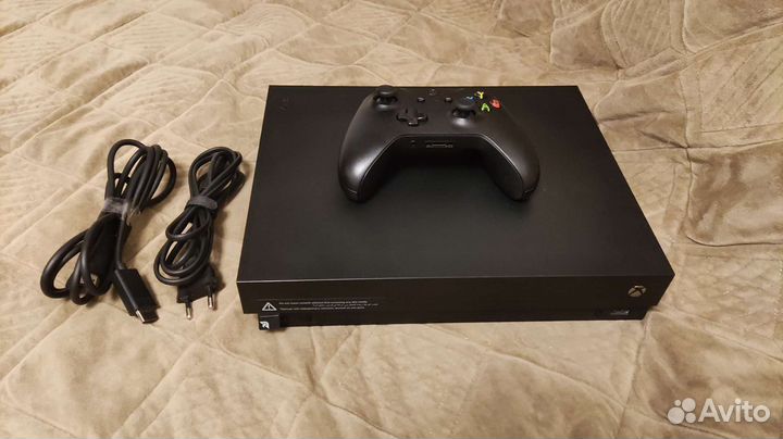 Xbox ONE X + 2 геймпада, полный комплект