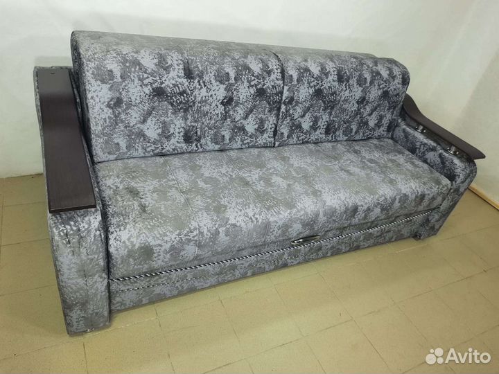 Диван на металлокаркасе