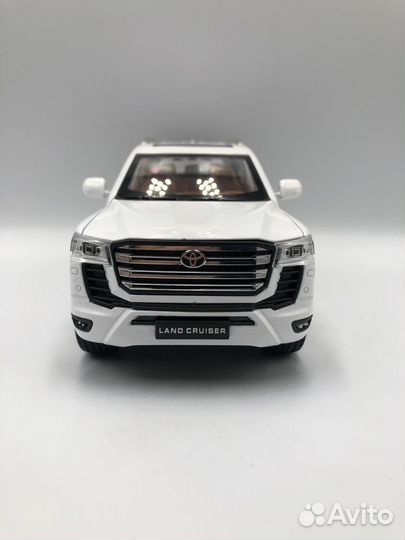 Модель автомобиля Toyota Land Cruiser 300 1:24