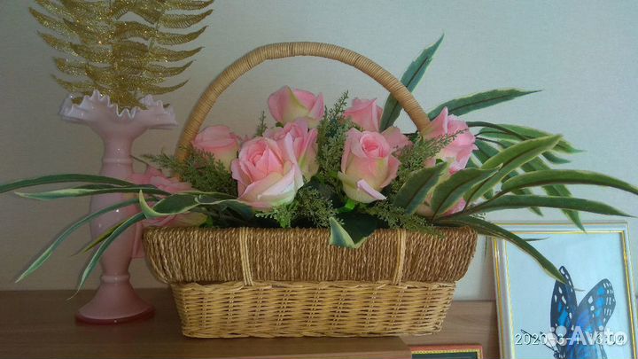 Корзина с искусственными цветами