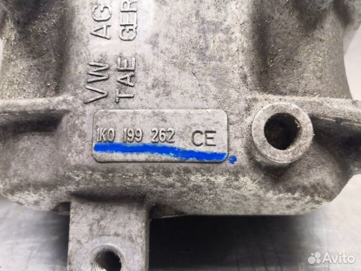 Опора двигателя правая Volkswagen Passat B6