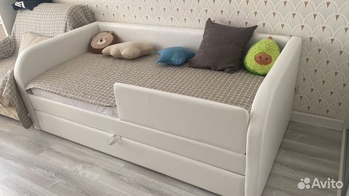 Детская кровать с бортиком