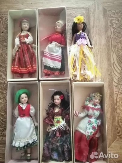 Кукла фарфоровая коллекционная в народных костюмах