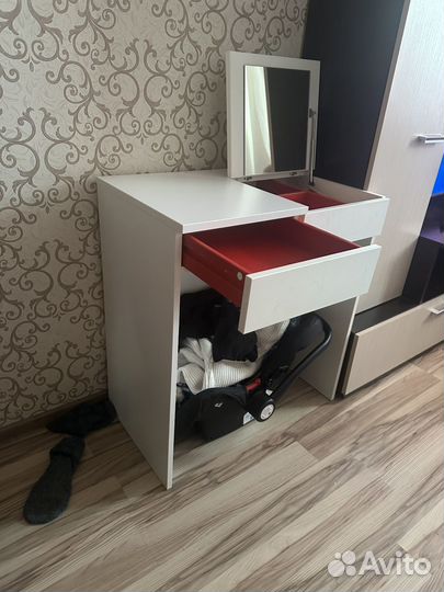 Косметический столик с зеркалом