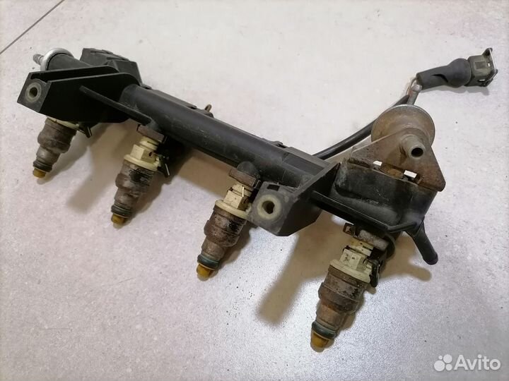 Топливная рампа с форсунками VW Golf II 1983-1992