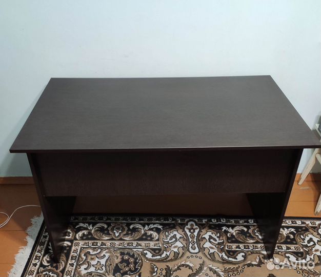Письменный стол с задней стенкой