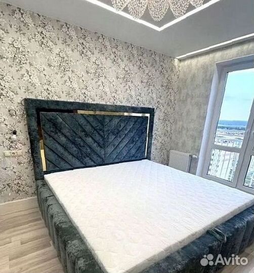 Двуспальная кровать с мягким изголовьем