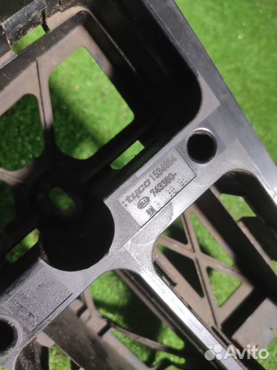 Крепление блока предохранителей Opel Astra H седан