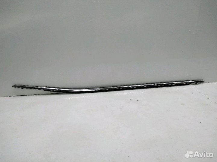 Уплотнитель стекла (хром) передний левый Toyota