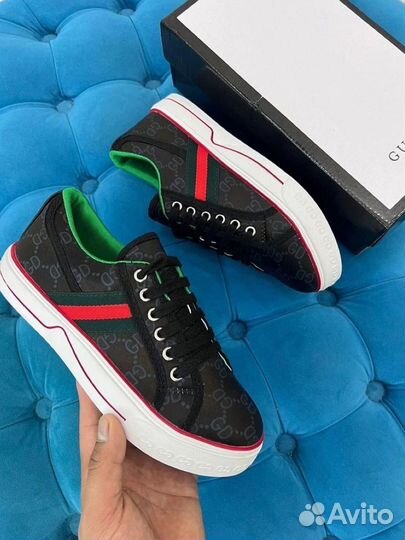 Кроссовки и кеды женские