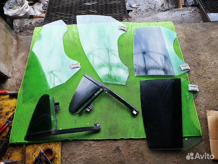 Стекло двери боковой для VW Passat CC 08-17