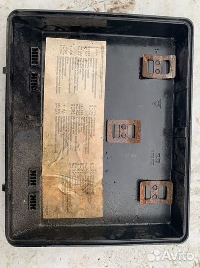 Крышка блока предохранителей bmw e34