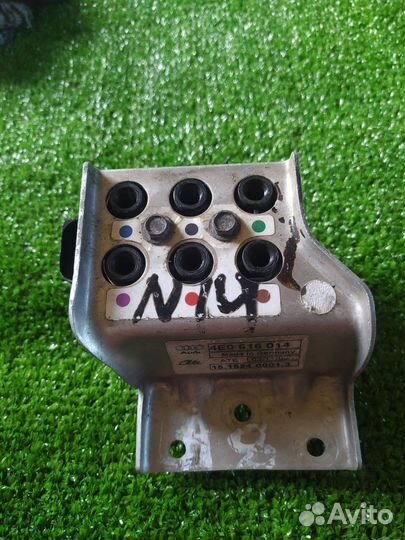 Блок клапанов пневмоподвески Audi A8