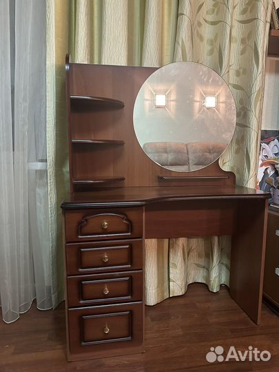 Туалетный столик с зеркалом