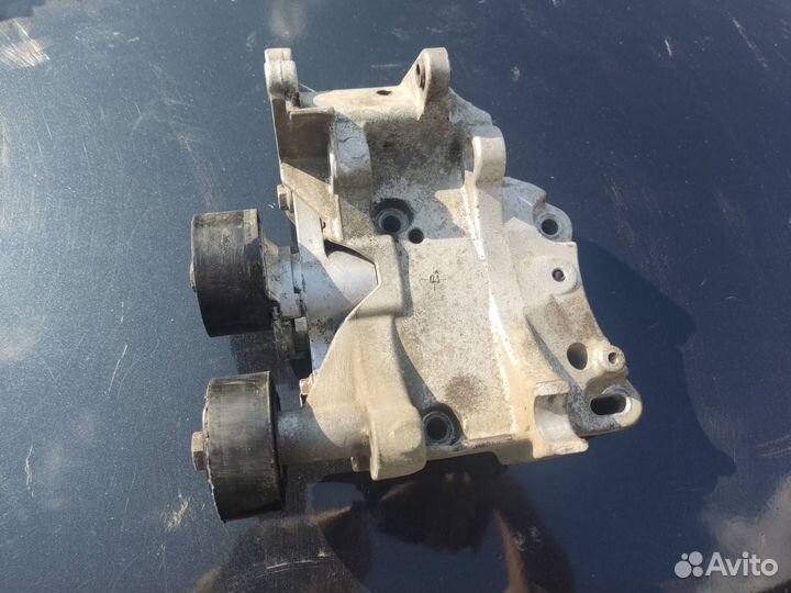 Кронштейн насоса гур 1.4 Пежо 206