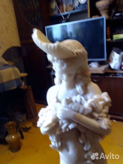 Статуэтка девушка с цветами