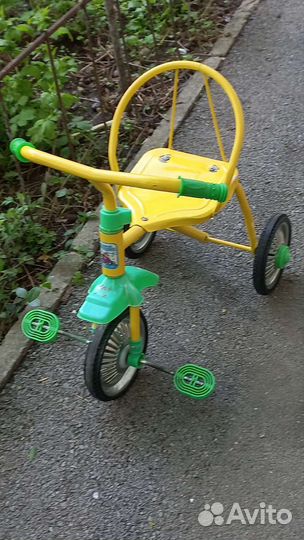 Детский трехколесный велосипед с ручкой
