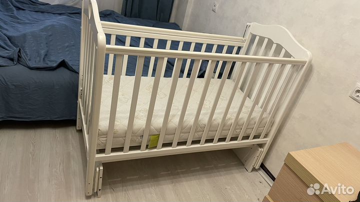 Детская кроватка с поперечным маятником