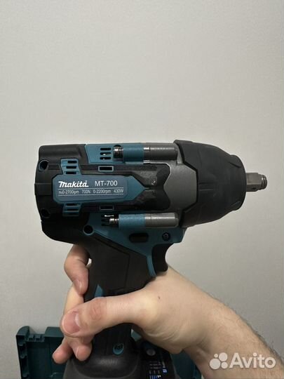 Гайковерт аккумуляторный 700 ньютон