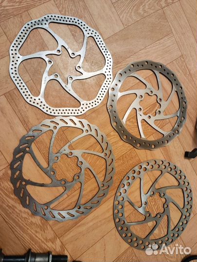 Много запчастей для велосипеда